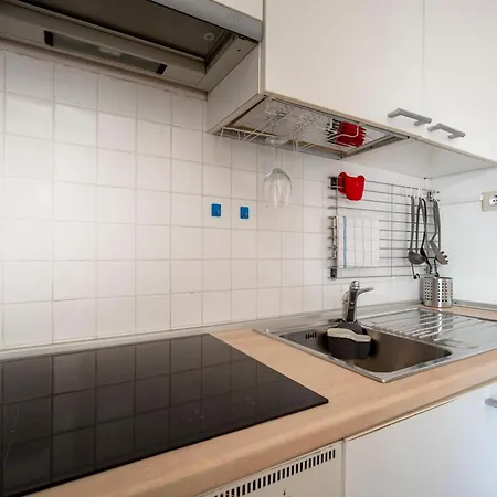Guesthost - Bright Balcony Flat In Apartamento *