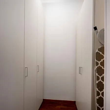 Guesthost - Bright Balcony Flat In Apartamento Bari