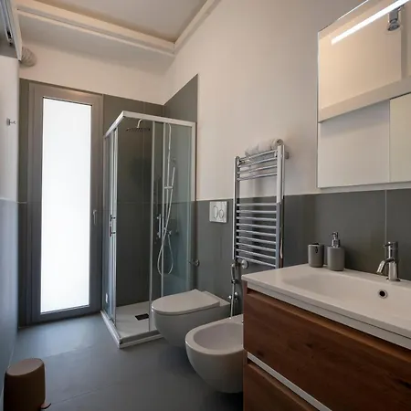 Guesthost - Bright Balcony Flat In * Bari
