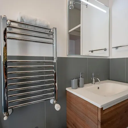 Guesthost - Bright Balcony Flat In Apartamento