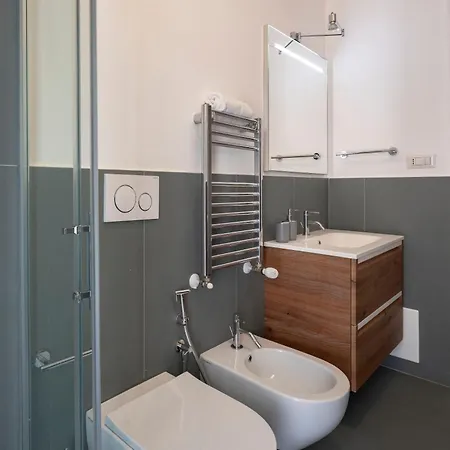 Guesthost - Bright Balcony Flat In *