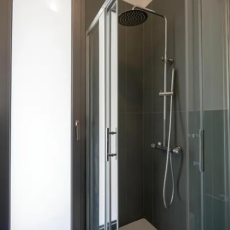 Guesthost - Bright Balcony Flat In *