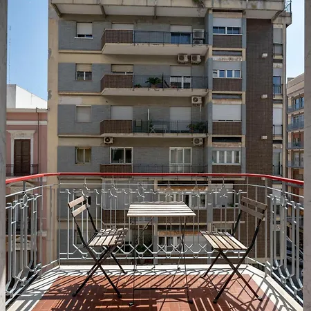 Guesthost - Bright Balcony Flat In *