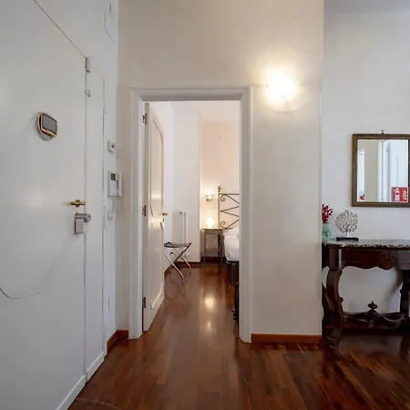Guesthost - Bright Balcony Flat In
