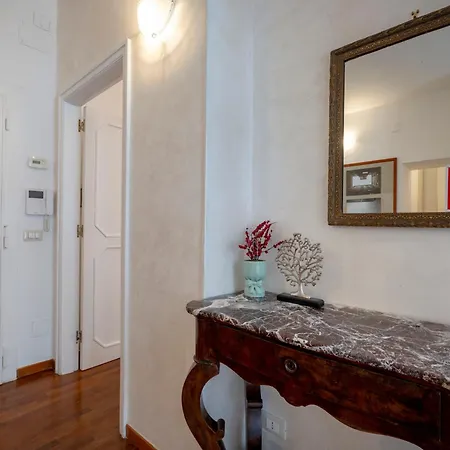 Guesthost - Bright Balcony Flat In Apartamento *