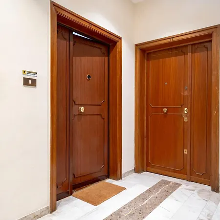 Guesthost - Bright Balcony Flat In